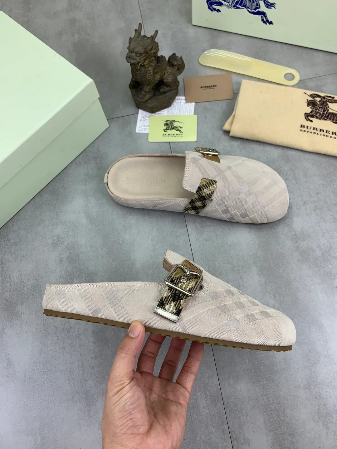 Men's Men's Shoes 💰P620 💰【New Style】Top Version 🆘【Burberry】New Burberry Slippers are on the market with perfect workmanship! 🔥Perfect shape and top quality🙈Non-slip and wear-resistant high-end rubber outsole👣Versatile and comfortable shoes, standard size: 39-45 (38 46 customized) 5️⃣colors available Top-quality packaging